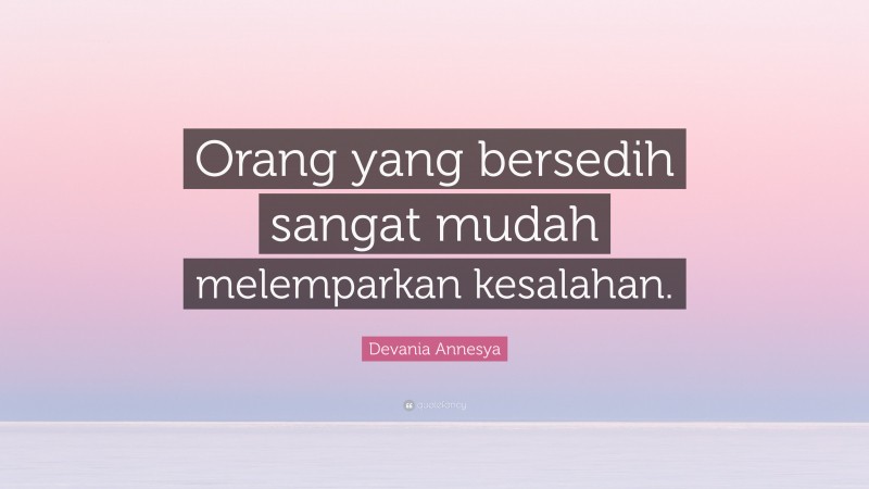 Devania Annesya Quote: “Orang yang bersedih sangat mudah melemparkan kesalahan.”