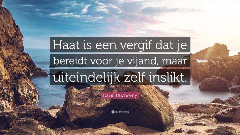 David Duchovny Quote: “Haat is een vergif dat je bereidt voor je vijand, maar uiteindelijk zelf inslikt.”